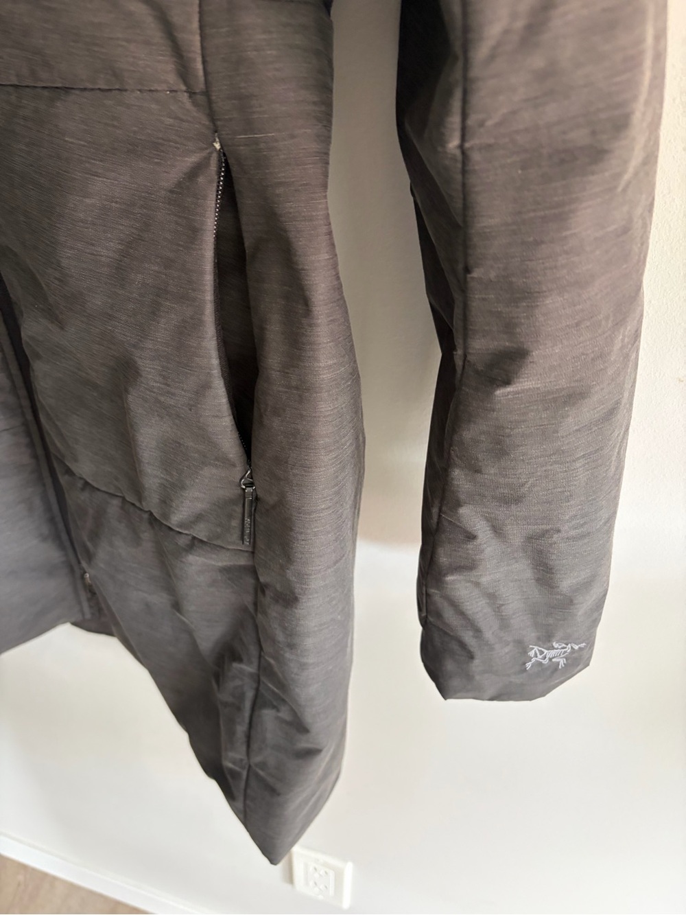 Arc’teryx darra Long Hooded Puffer Coat in Dark gray - Picture 8 of 12